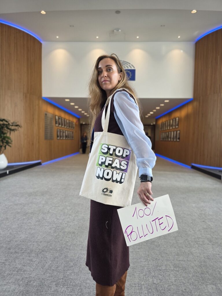 Cristina Guarda con il cartello 100% polluted