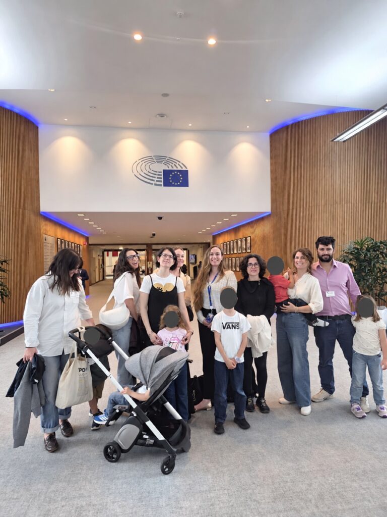 Partecipanti alla campagna PFAS, con i volti dei bambini oscurati